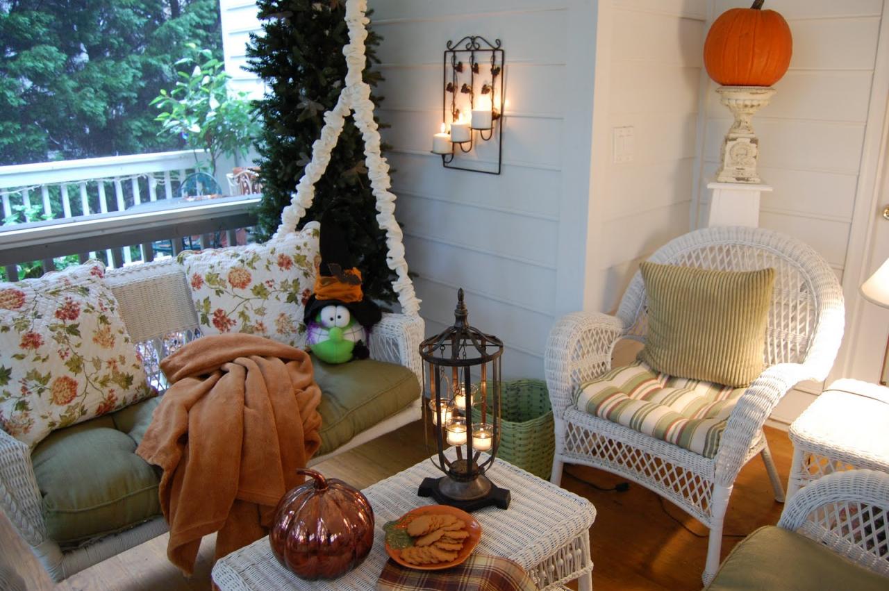 How to Decorate Your Porch With Halloween-Themed Houseplants